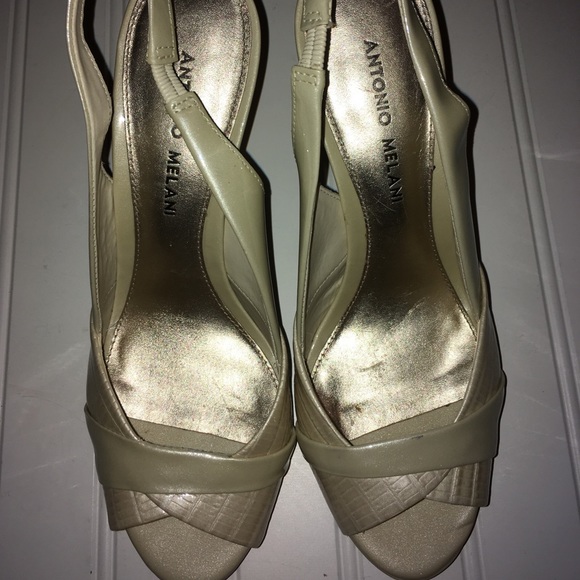 Antonio Melani ladies 7.5 pearl patent pumps. - Picture 2 of 6